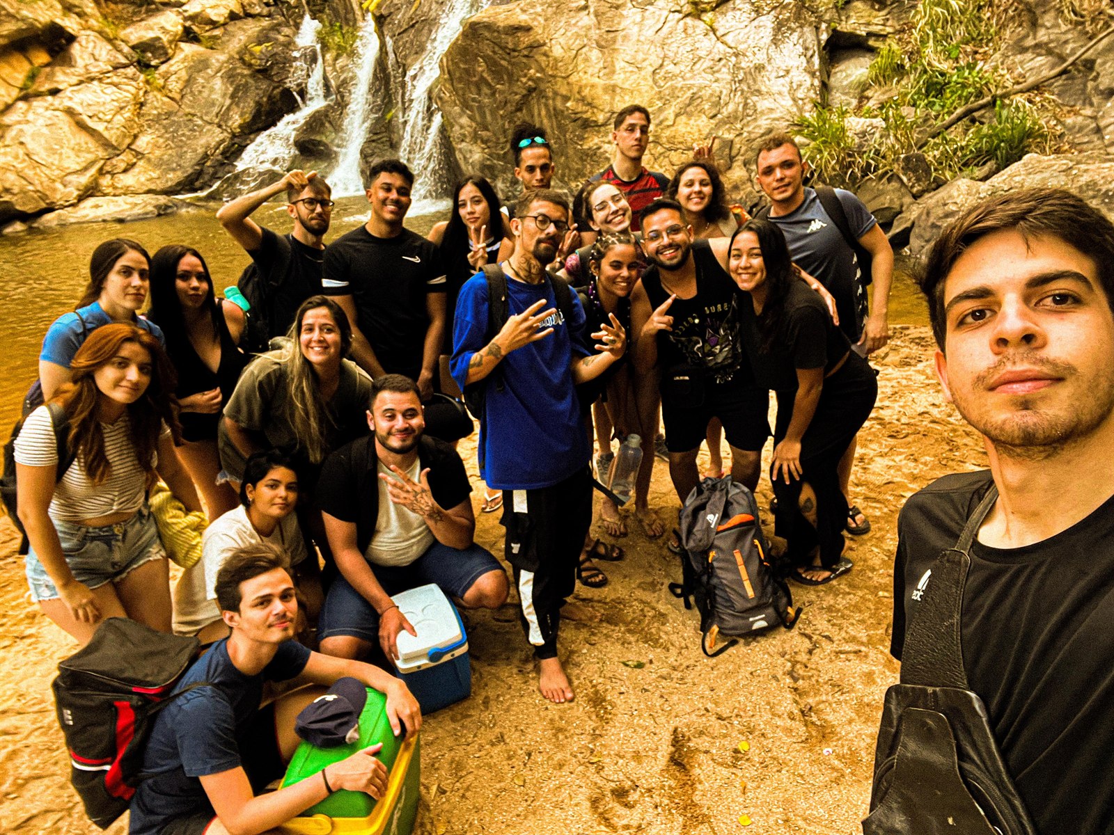 Amigos na cachoeira