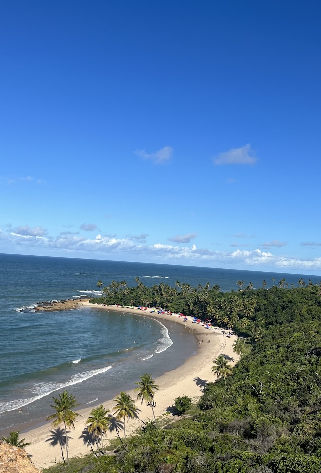 Pôr do sol na praia com grupo de amigos em clima de descontração